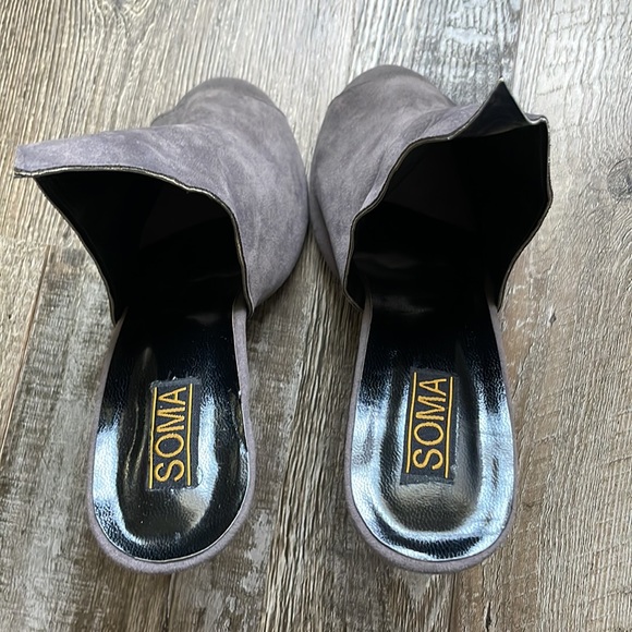 SOMA International-hand crafted suede heels 7.5 - Picture 2 of 7
